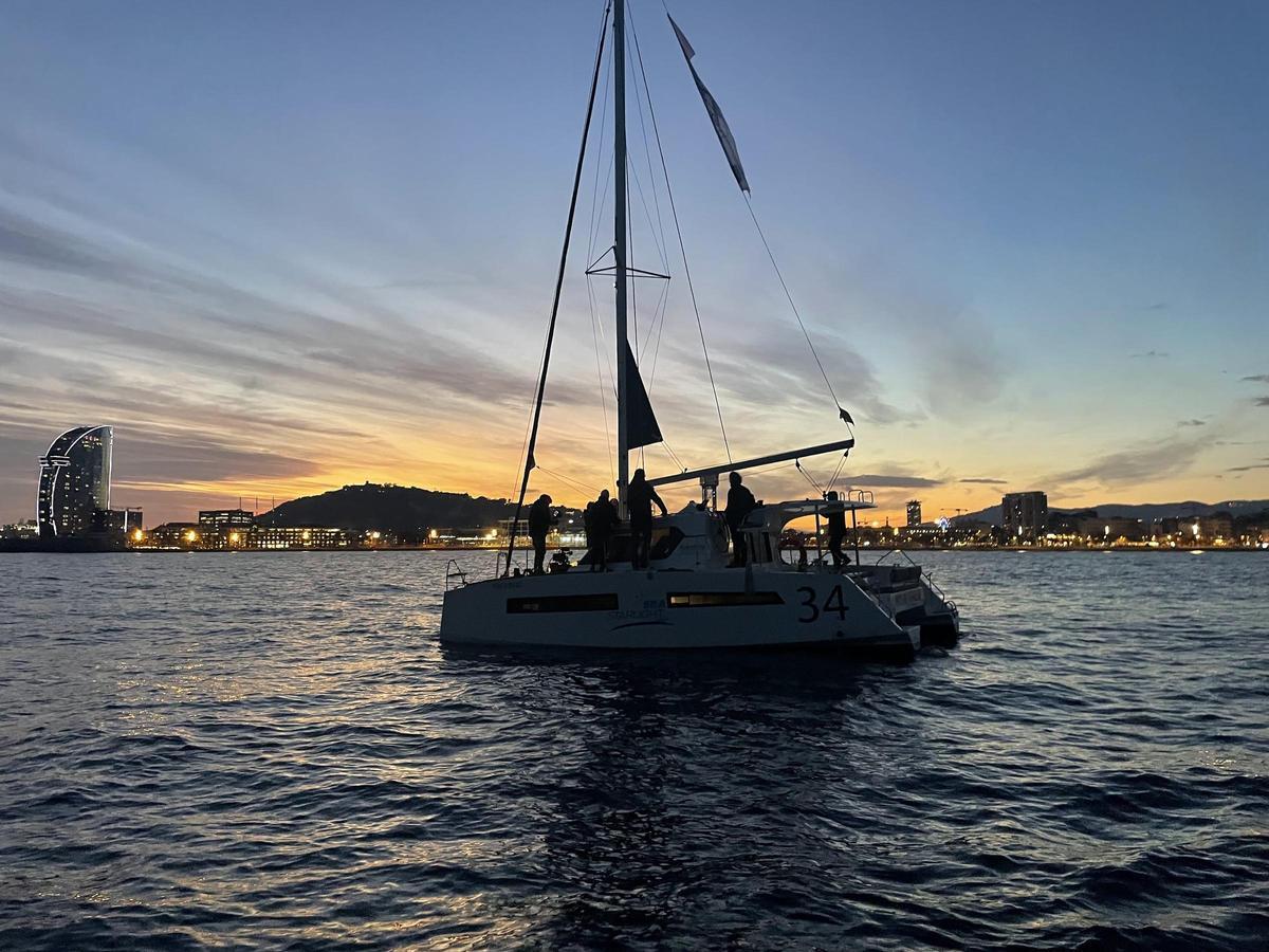 Salida de la flota que formará parte de Sea Starlight al ponerse el sol, frente la costa barcelonesa.