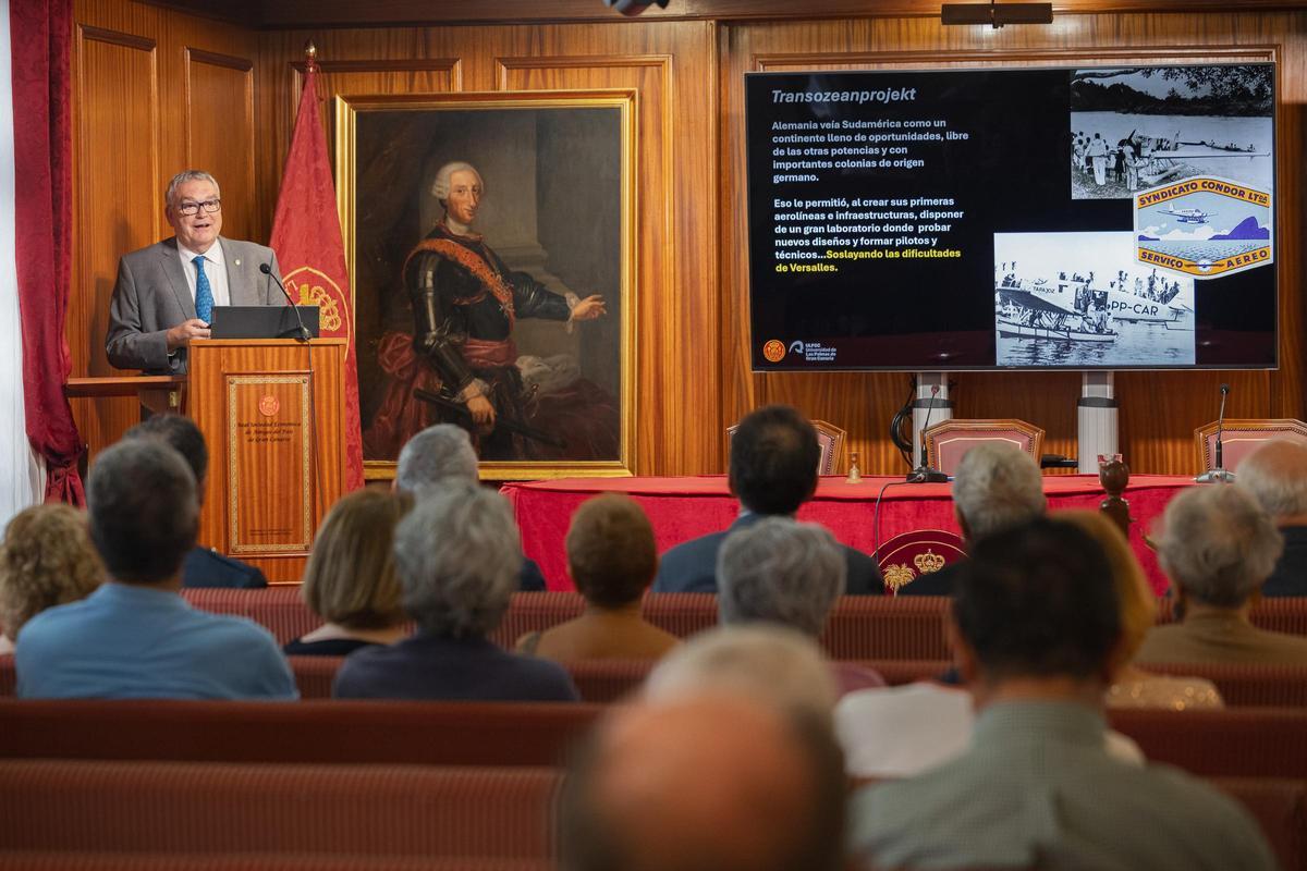 Rafael Pérez durante su ponencia en las 13 Jornadas Aeroespaciales, celebradas en la Real Sociedad Económica de Amigos del País de Gran Canaria.