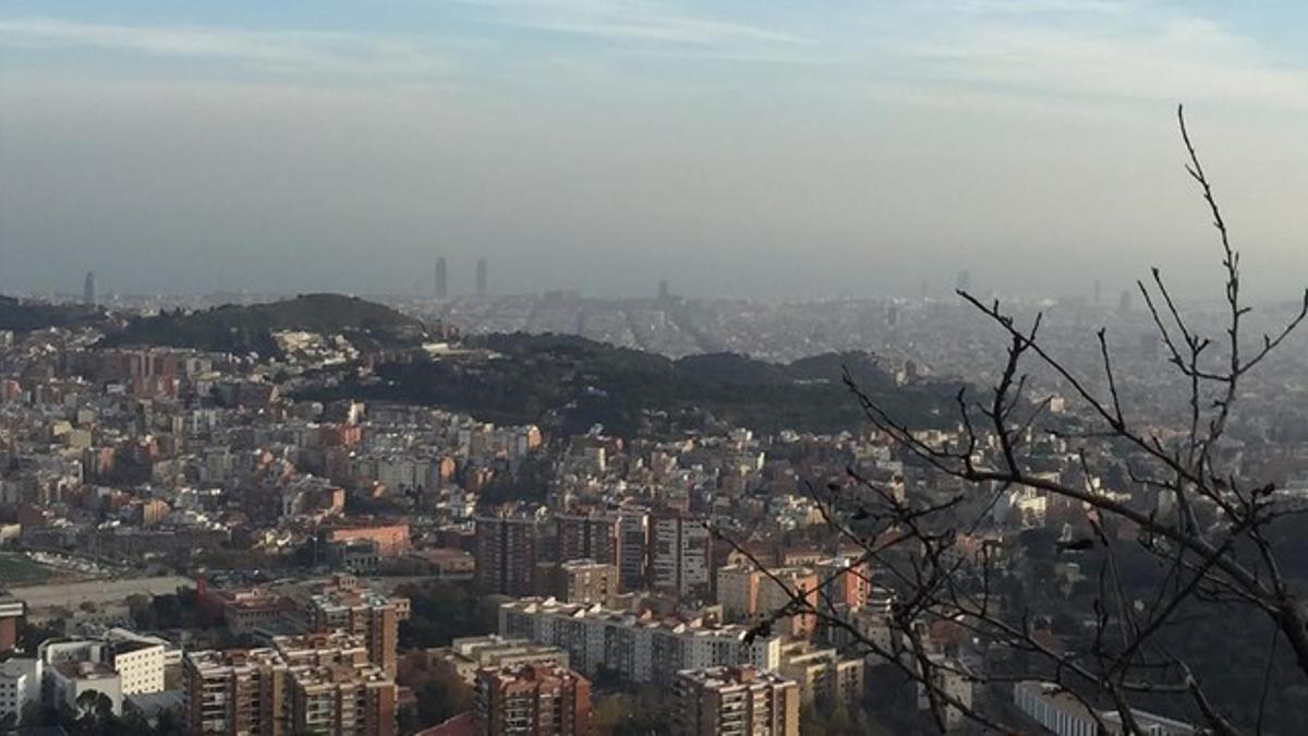 Episodio de contaminación sobre la ciudad de Barcelona, este jueves.