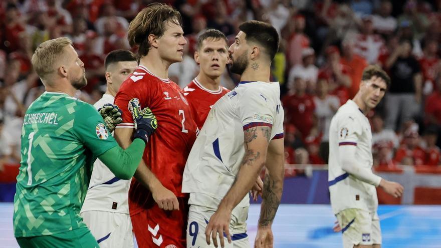 Dinamarca firma un valioso empate que envía a Serbia a su casa