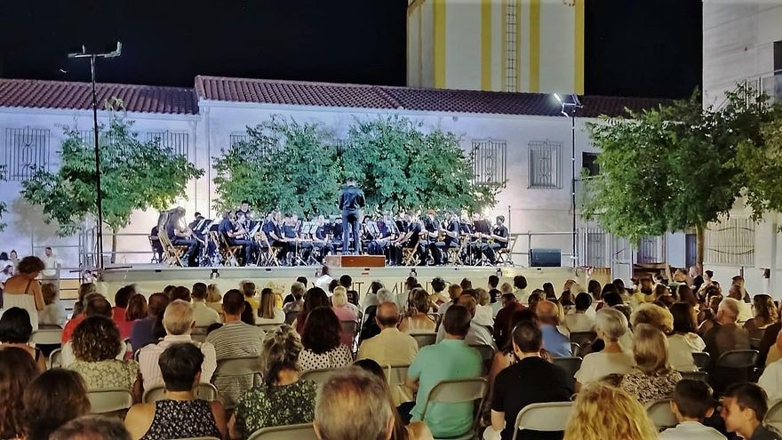 Monesterio abre la programación musical del verano con un magnífico concierto de bandas
