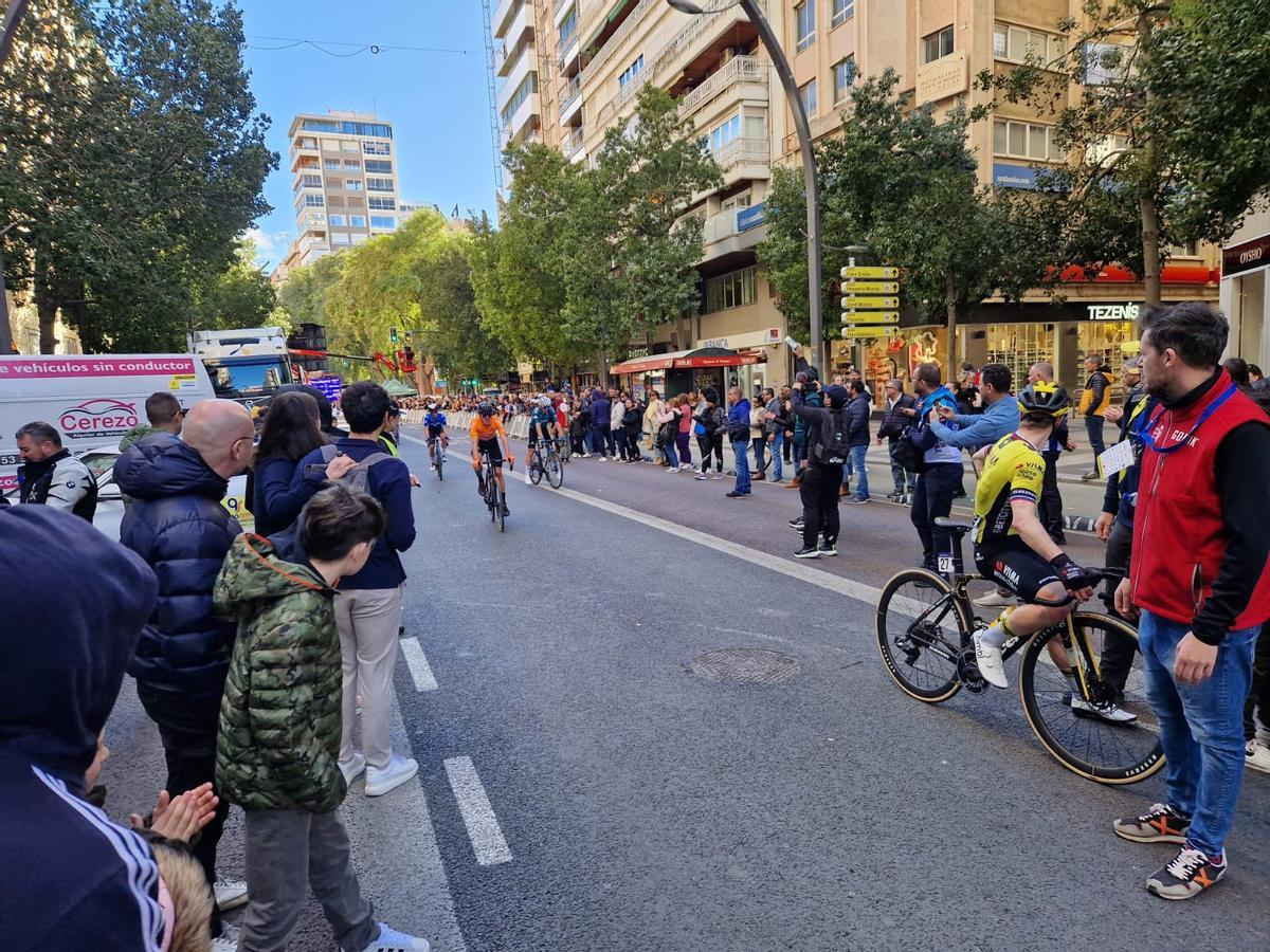 Normalidad en la llegada de los ciclistas a la meta en la Gran Vía de Murcia.