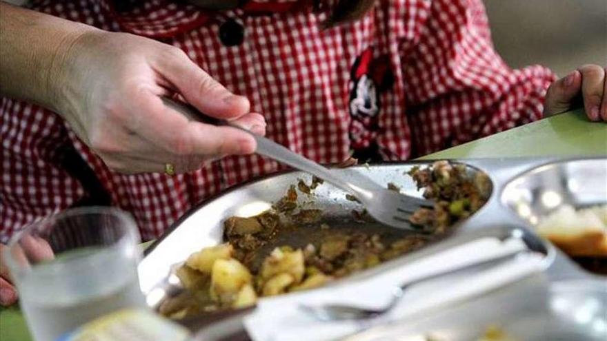 Un niño se alimenta en un comedor escolar.