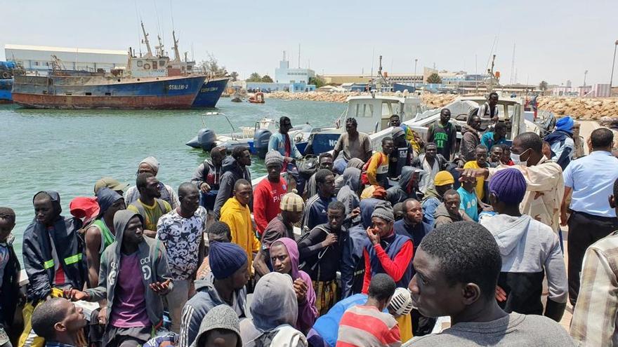 Espera en el puerto para embarcar en los cayucos