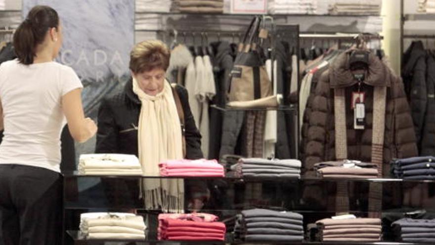 Una mujer compra en una tienda de ropa.