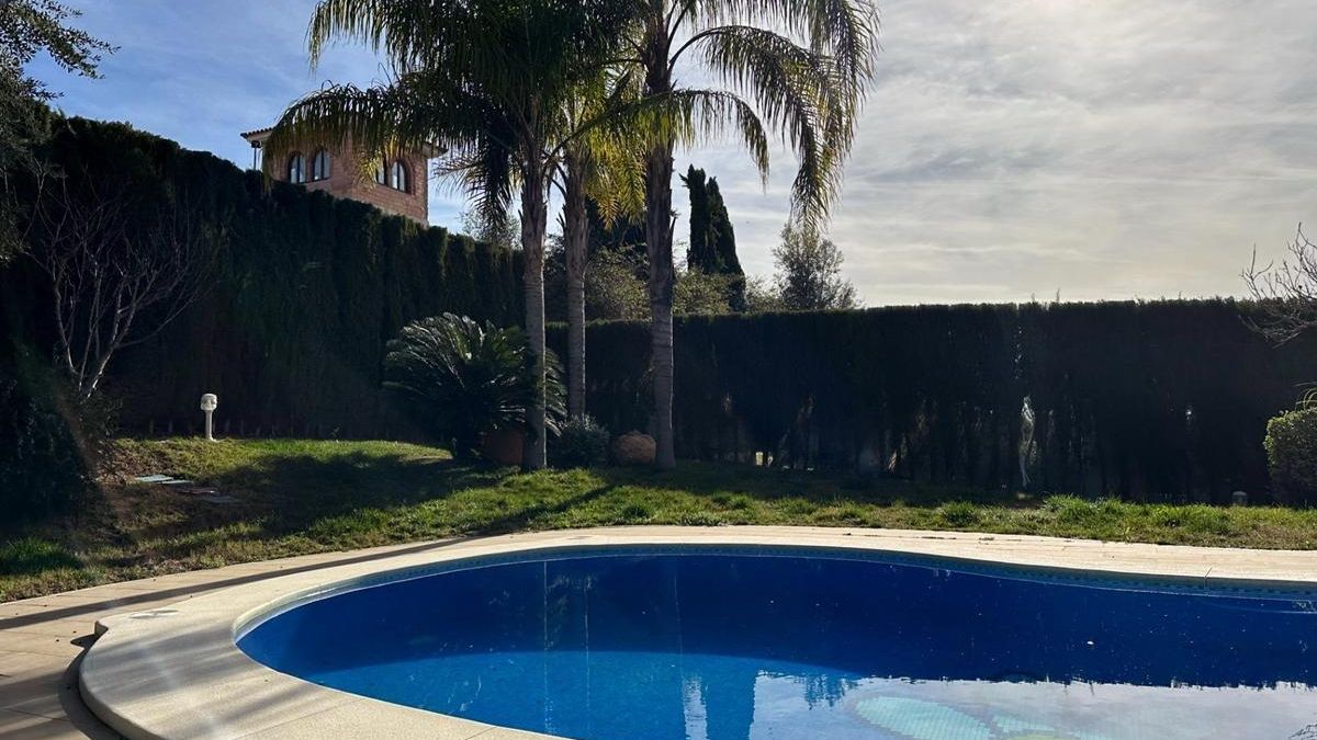 El chalet dispone de una gran piscina.