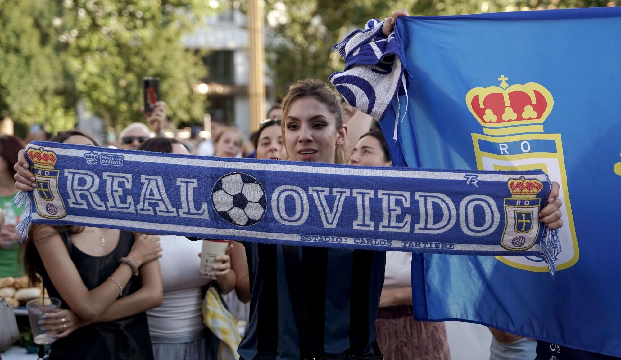 Así fue la fiesta del ascenso del Real Oviedo en Madrid.