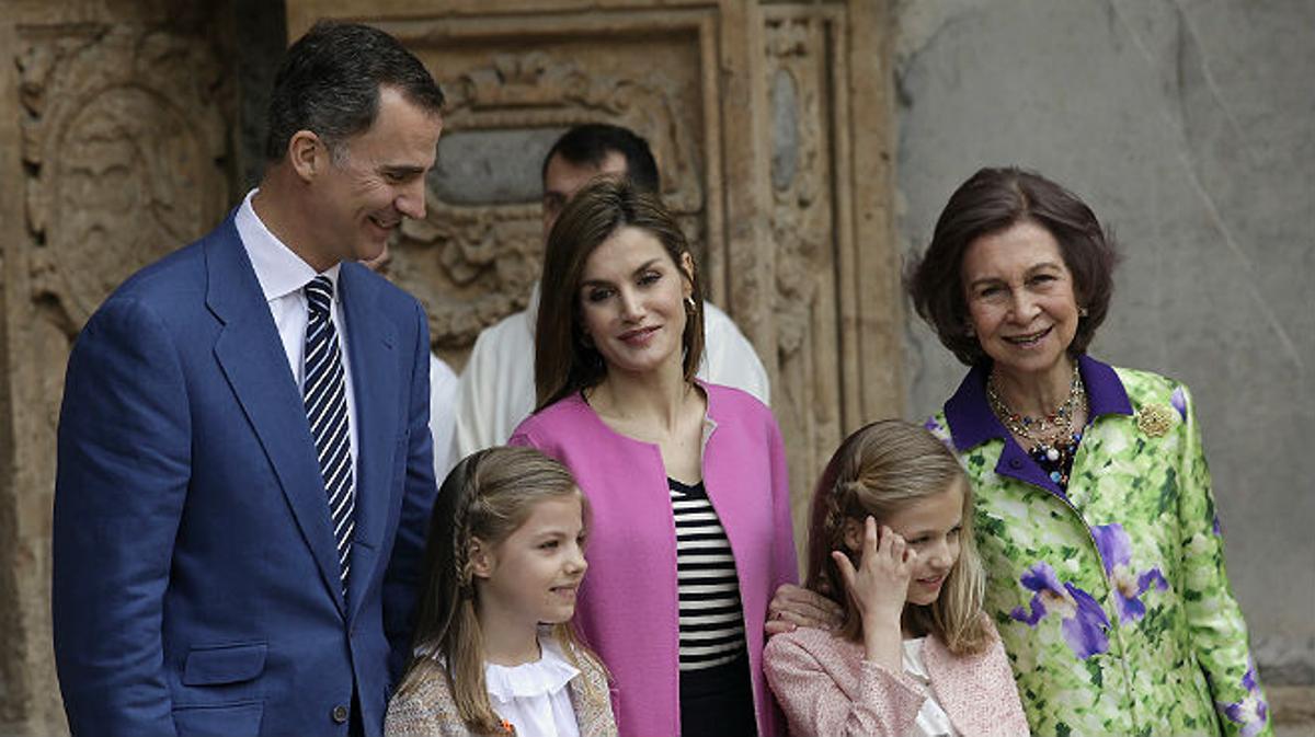 El Rei, les Reines, la princesa i la infanta assisteixen a la missa del diumenge de Resurrecció.