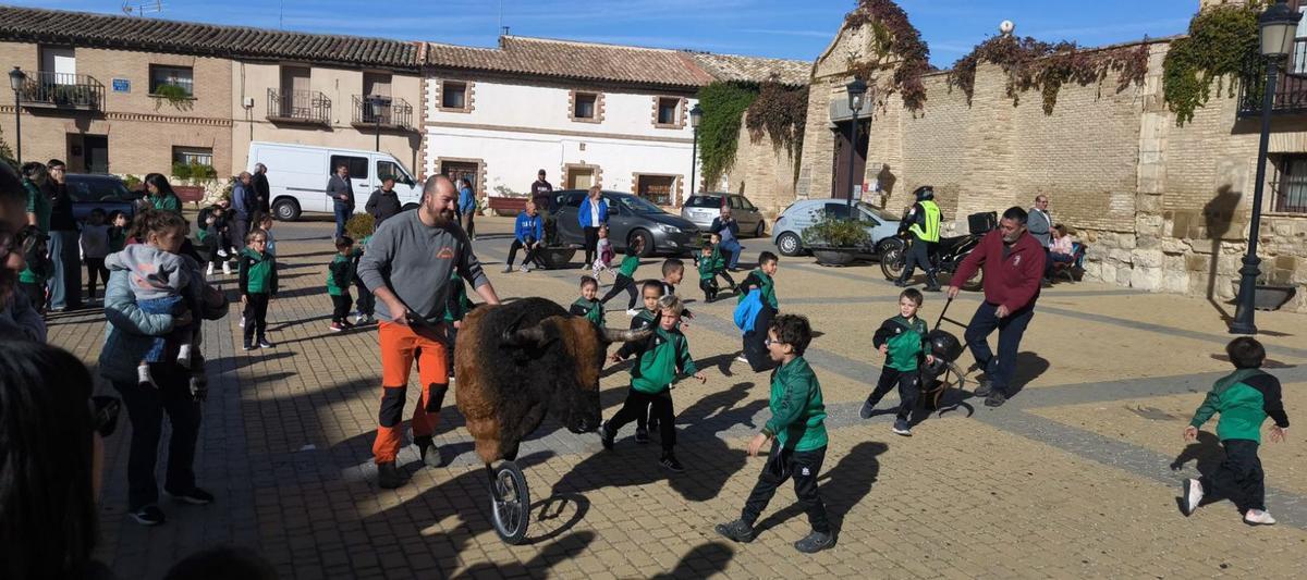 Los niños disfrutaron de diversas actividades infantiles como la salida de cabezudos, hinchables y recortes. | SERVICIO ESPECIAL