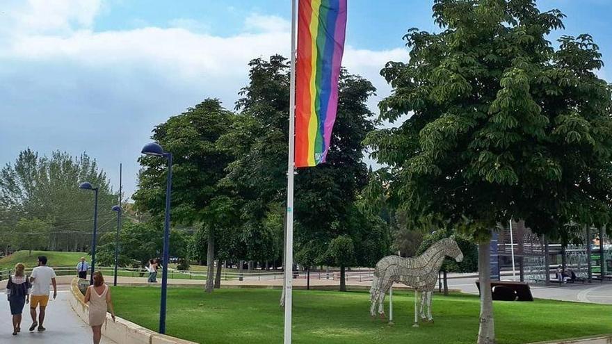 Bandera arco iris en la UJI por el Día del Orgullo Gay