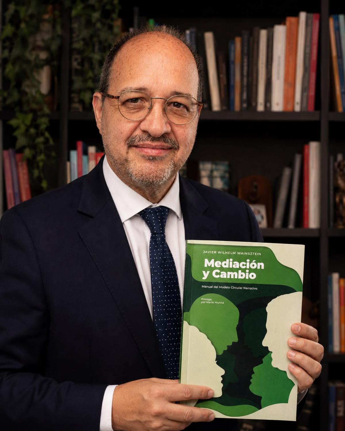Javier Wilhem posa con su libro 'Mediación y cambio'.