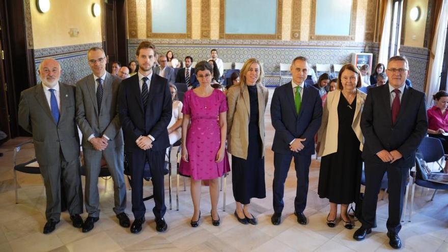 Organizadores del curso y autoridades asistentes a la inauguración del curso.