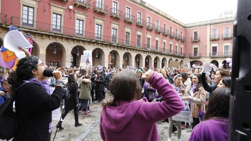 8-M en Asturias: Concentración feminista en la plaza mayor de Gijón