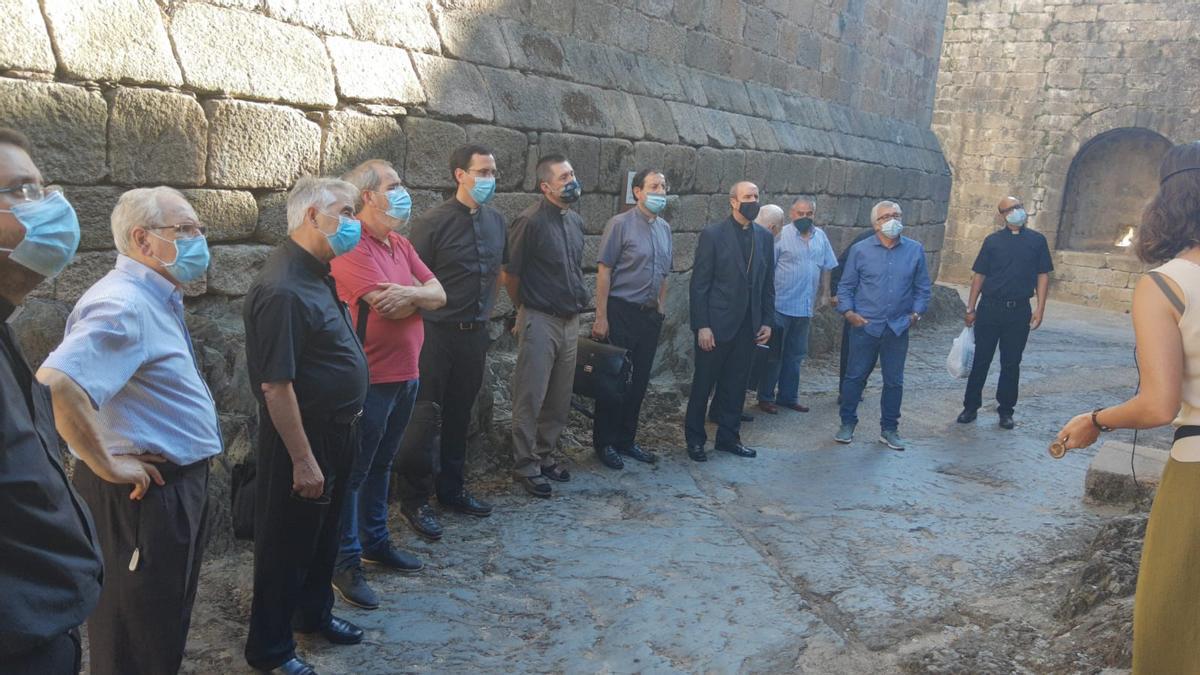 El obispo de Astorga, Jesús Fernández, visita el castillo de Puebla de Sanabria.