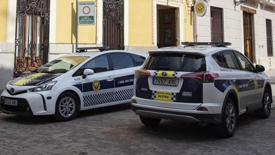 Vehículos de la Policía Local de Alzira en una imagen de archivo.