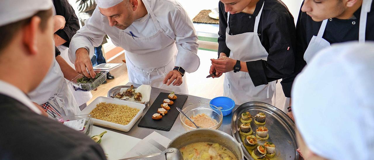 Alumnos del ciclo de Cocina y Restauración del Centro Integrado Público de FP Valle de Elda realizando prácticas en la cocina del instituto, en noviembre de 2019.