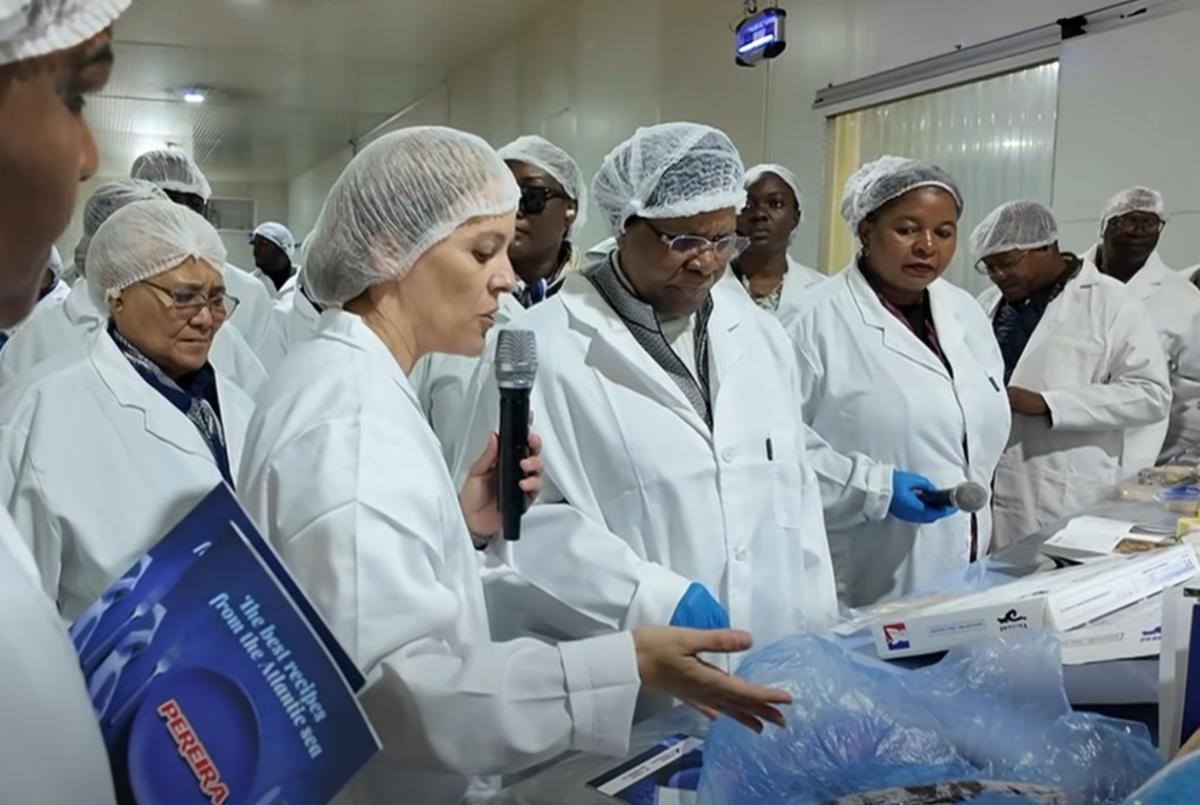 La presidenta de Namibia, Netumbo Nandi-Ndaitwah, en las instalaciones de Pereira en el país.