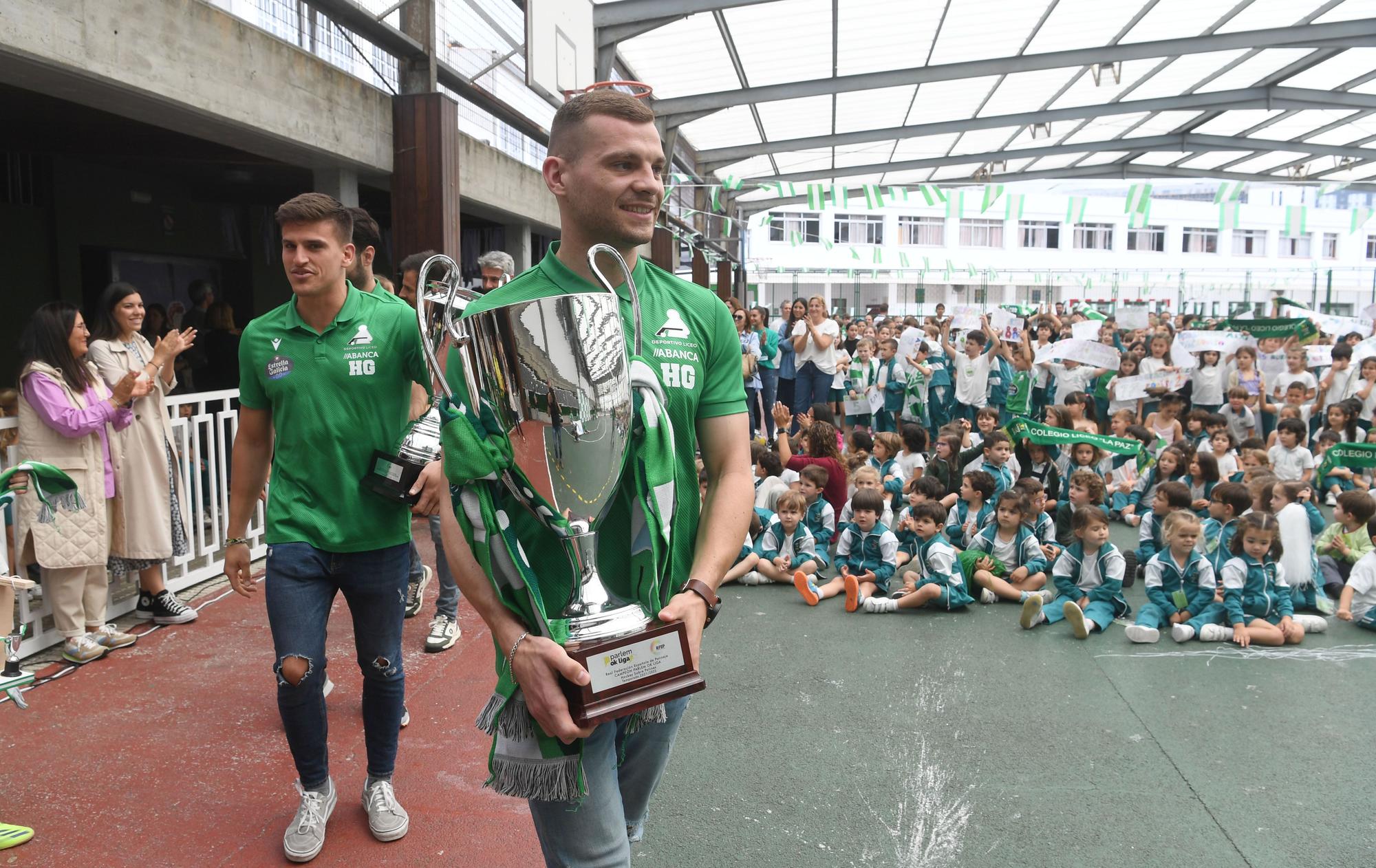 Fiesta verdiblanca en el colegio Liceo por el título de OK Liga