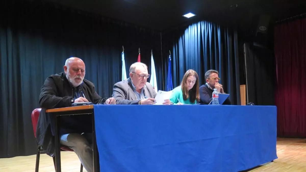 El alcalde, segundo izquierda, en el pleno que mostró su rechazo al proyecto.
