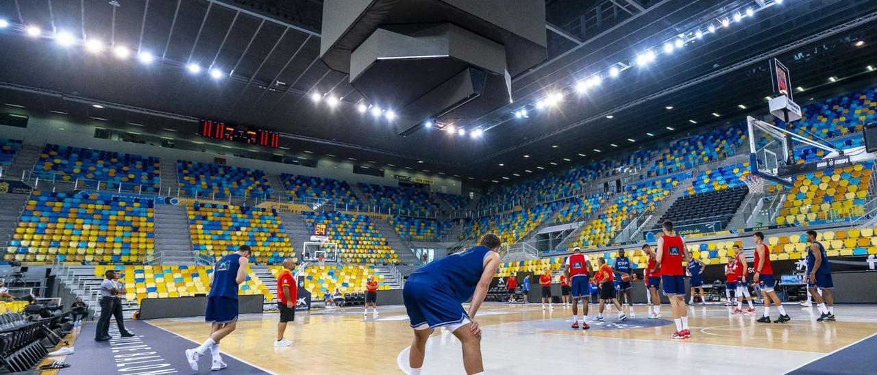 La selección española de baloncesto realiza un entrenamiento en la pista del Gran Canaria Arena, ya preparada para albergar mañana el partido entre el combinado nacional y Lituania. | | LP/DLP