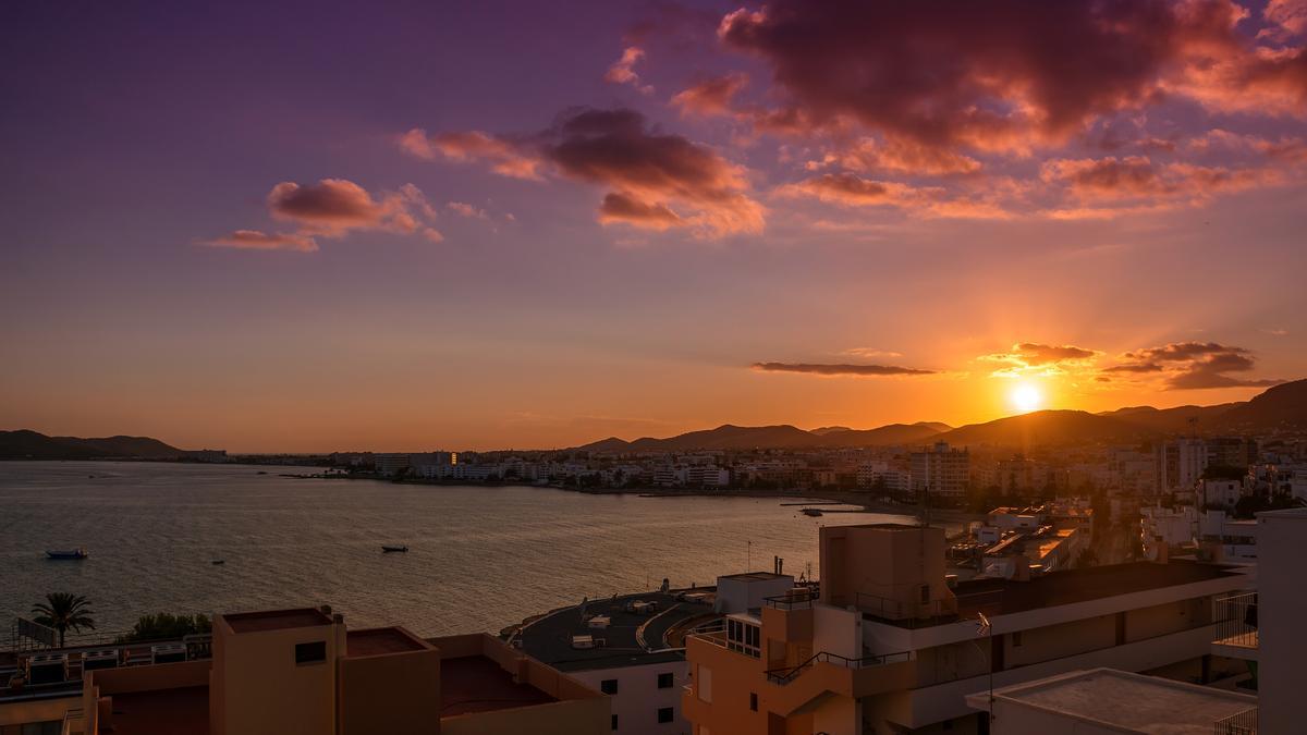 La isla balear de Ibiza tiene numerosos emplazamientos para ver un hermoso atardecer, con sorprendentes tonalidades en el cielo provocadas por los reflejos de la luz solar, según su ángulo de incidencia.