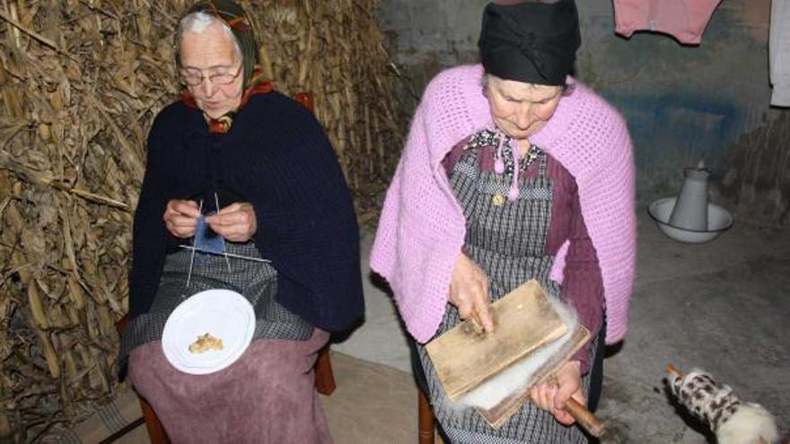 Dos mujeres de Villayón, realizando una demostración del trabajo de las hilanderas.