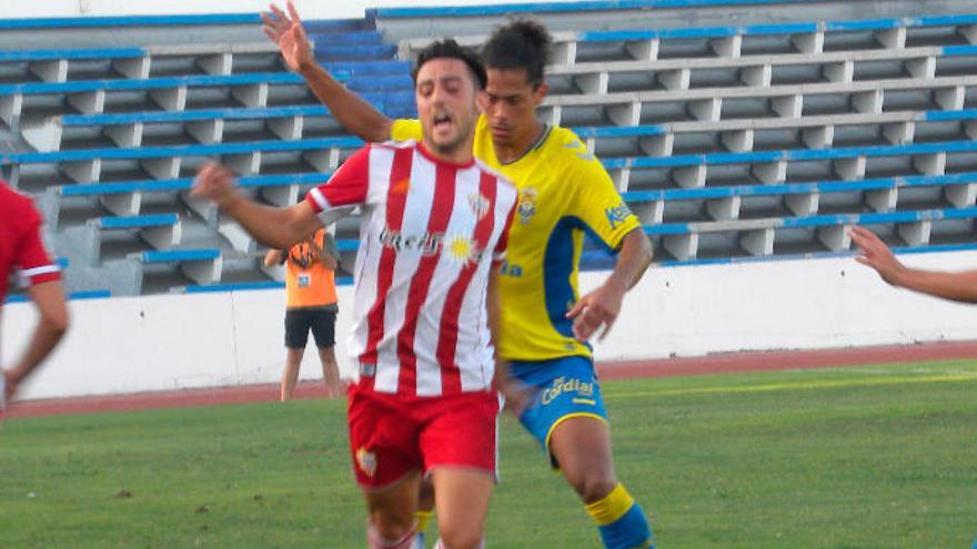 Mauricio Lemos frena un rival del Almería de forma antirreglamentaria, ayer, en el Municipal de Marbella.