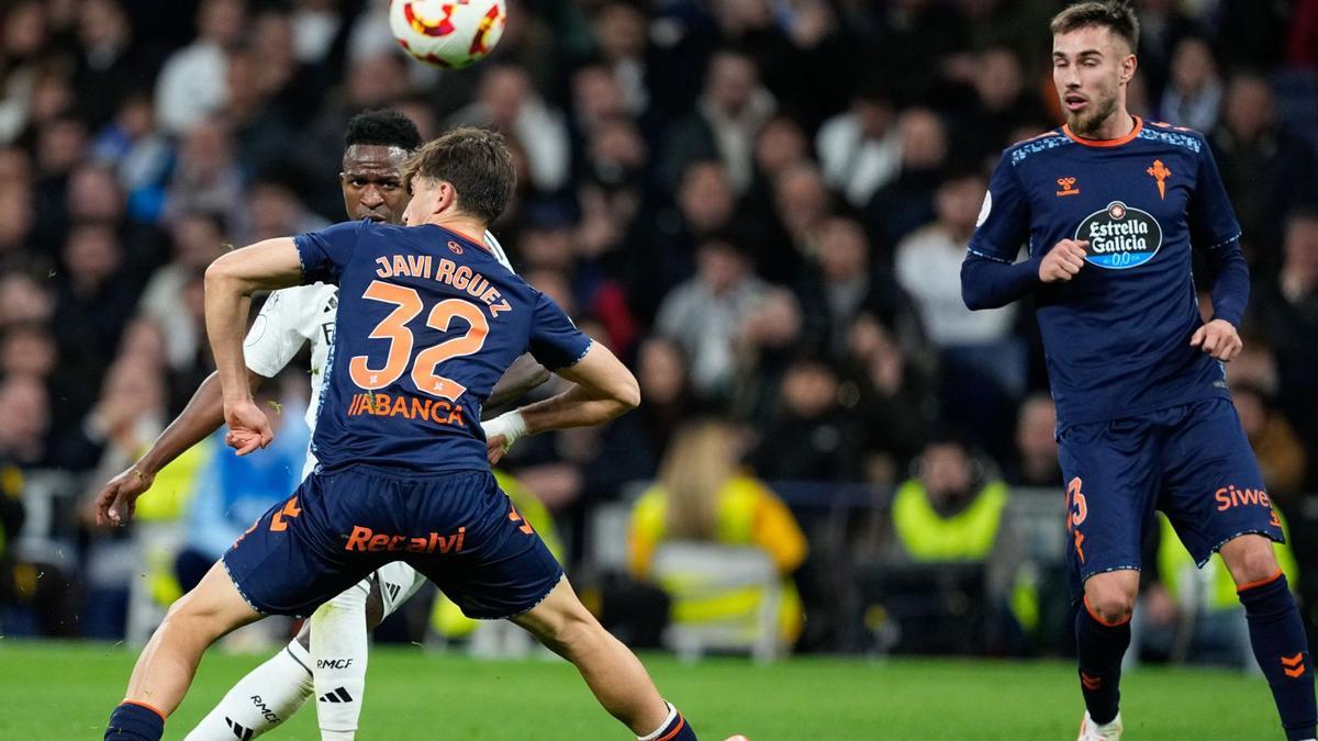 Vinícius centra un balón al área del Celta ante Javi Rodríguez y Mingueza, en el Bernabéu, en enero.