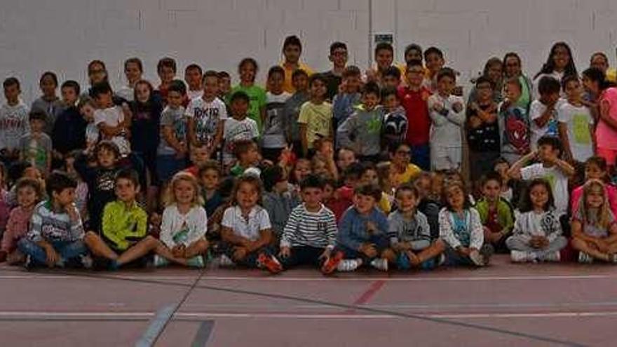 Participantes en la Escola de Verán del Concello de Carral, que comenzó ayer con un curso de natación.