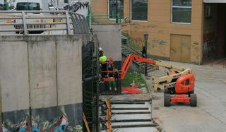 Comienza el refuerzo del puente sobre Puerta Nueva con un encofrado sobre la pared lateral