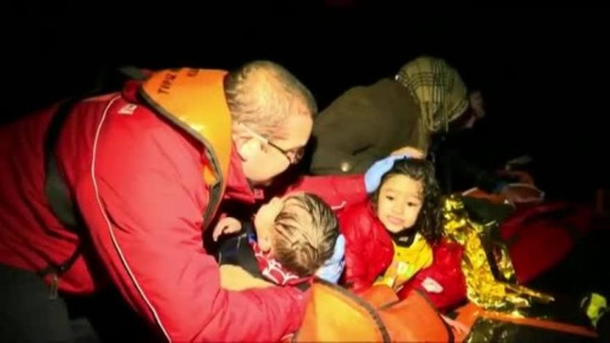 Tres niños muertos en un dramático rescate de refugiados sirios en alta mar.