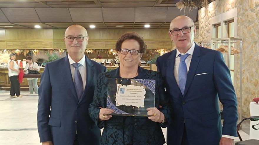 La Asociación de Jubilados y Pensionistas de Lugones homenajea a su socia de mayor edad, Cesárea Fernández