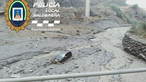 Foto del coche atrapado por la corriente de la tromba de agua con un matrimonio en su interior.