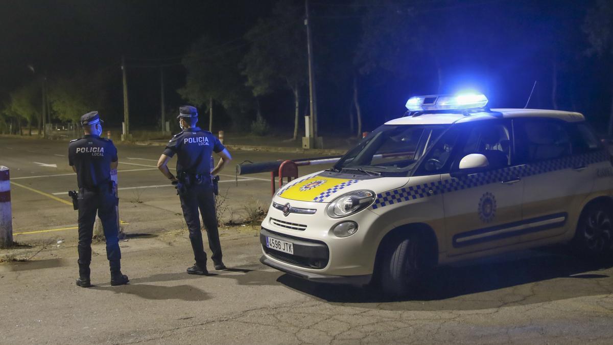 Agentes de Policía Local vigilan este sábado en el recinto del ferial para evitar que se concentren jóvenes.