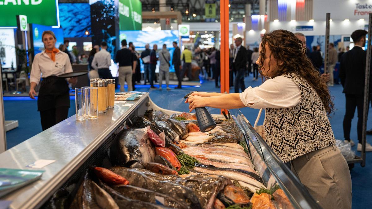 Una expositora en la feria Seafood Expo Global 2024