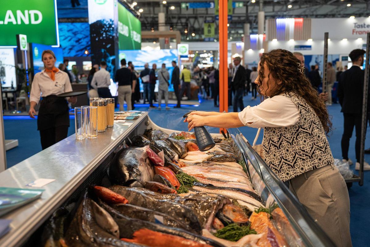 Una expositora en la feria Seafood Expo Global 2024