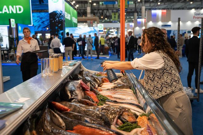 Una expositora en la feria Seafood Expo Global 2024