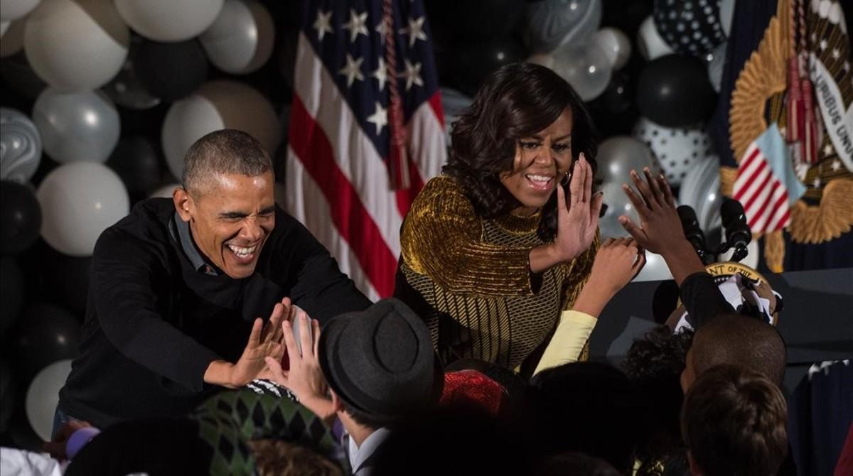 Obama y su mujer, Michelle, saludan a un grupo de niños en un evento por Halloween en la Casa Blanca, en Washington.