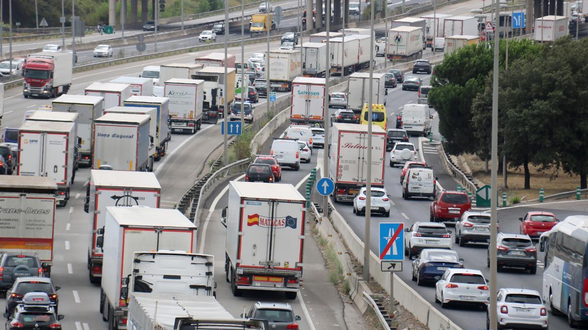 Vehicles en la retenció a l&#039;AP-7 en sentit sud en l&#039;operació sortida del darrer cap de setmana de juliol a l&#039;alçada de Cerdanyola del Vallès