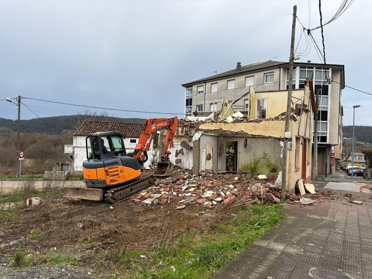 As obras de habilitación do aparcamento conlevan a demolición dunha casa.