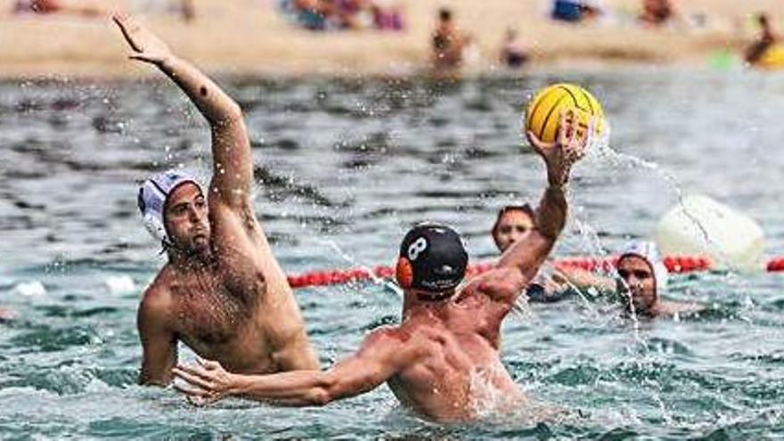 Una imagen de un partido de waterpolo en Port des Torret.