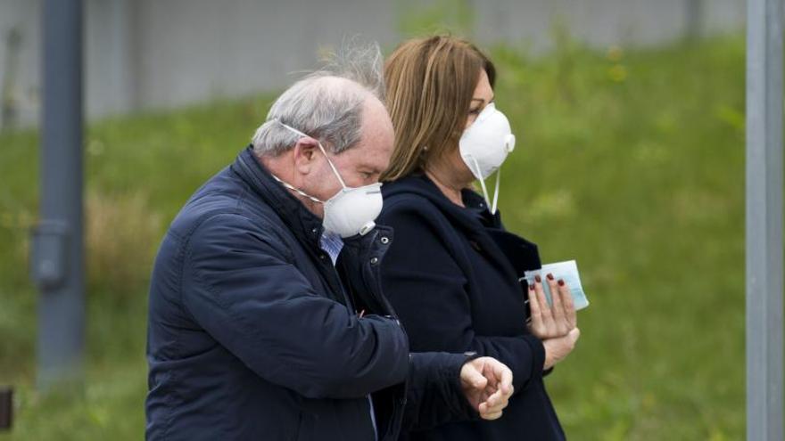 Dos personas en las inmediaciones del hospital de A Coruña. // Casteleiro (Roller Agencia)