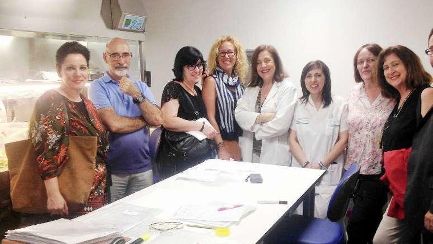 Médicos de Ourense y Vall d´Hebron ayer en el CHUO. // FdV