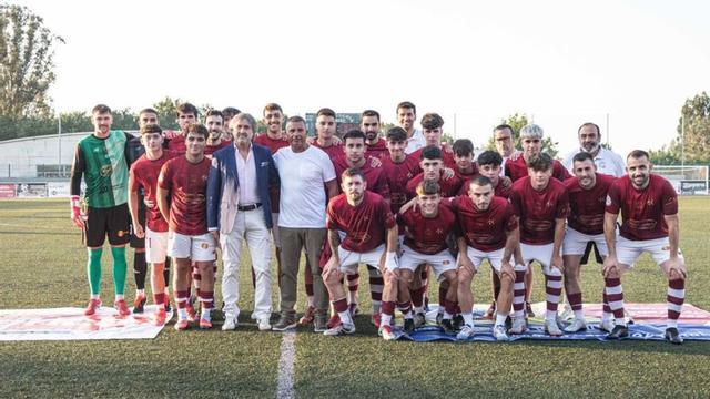 Plantilla, presidente y gerente de Noribérica (arriba). Aspecto de la grada durante el amistoso del jueves. |  Jesús Figueroa