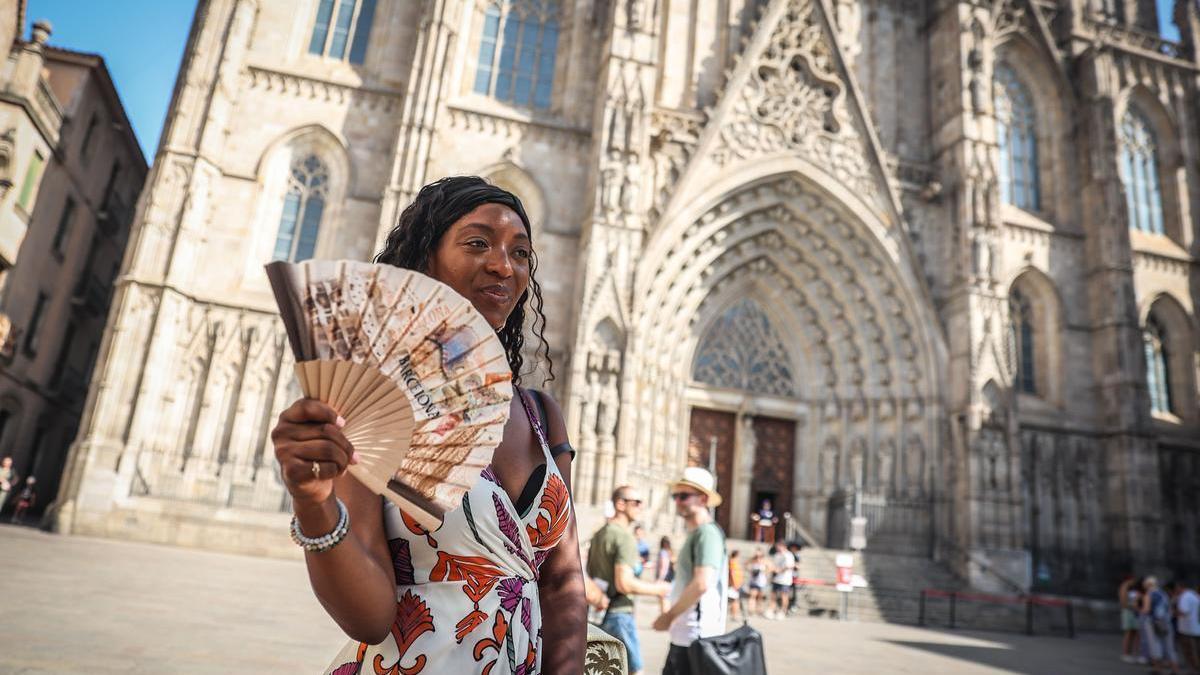 Una mujer se abanica durante la ola de calor extremo registrada a mediados de julio en Barcelona.