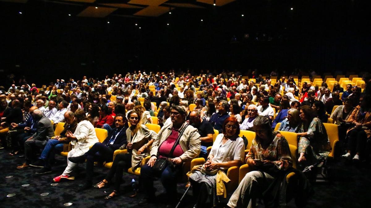 Público asistente al espectáculo inaugural.