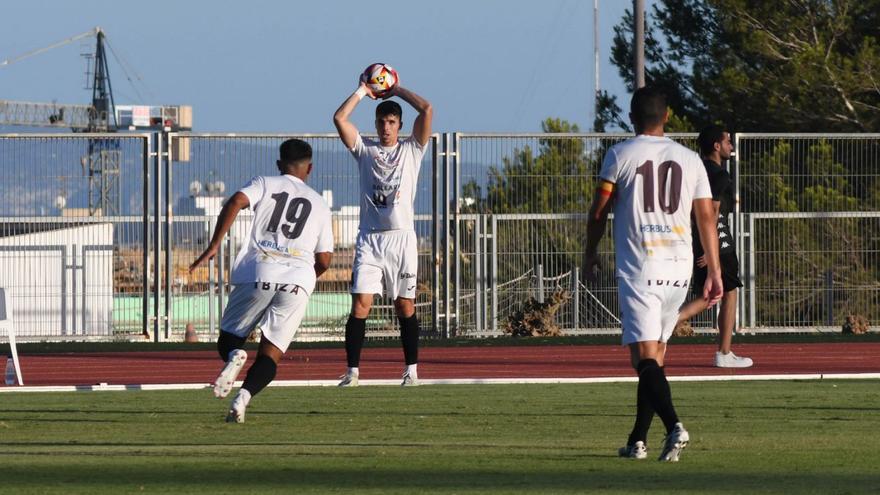 Una imagen de juego de la Peña Deportiva, en la que se dispone a realizar un saque de banda.