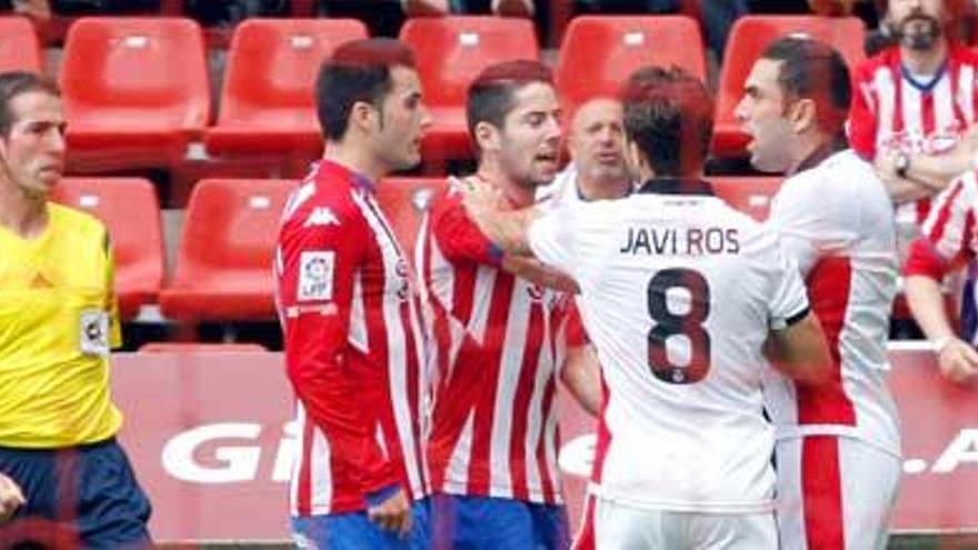 Javi Ros dialoga con jugadores del Sporting.