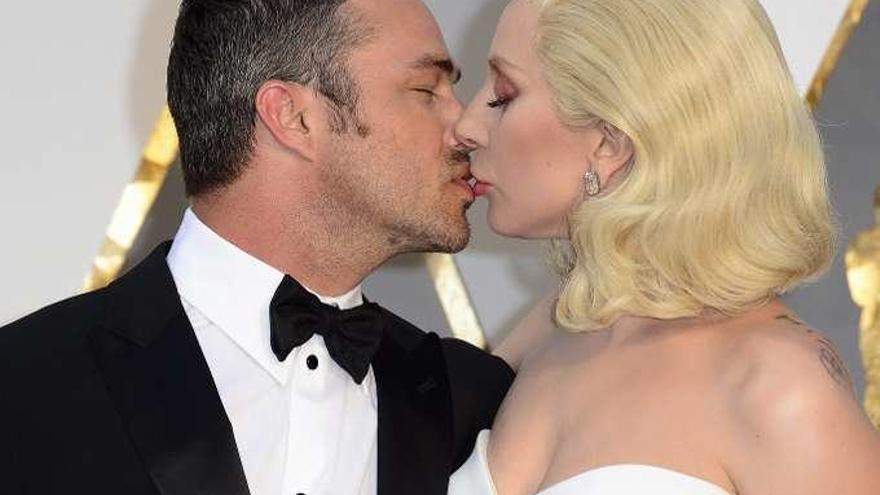 Lady Gaga besa a su novio