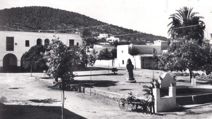 L&#039;edifici de l&#039;Ajuntament de Santa Eulària, que en temps de la mestra Margalida Viñas Roig també albergava el quarter de la Guàrdia Civil i de les dues escoles del poble.